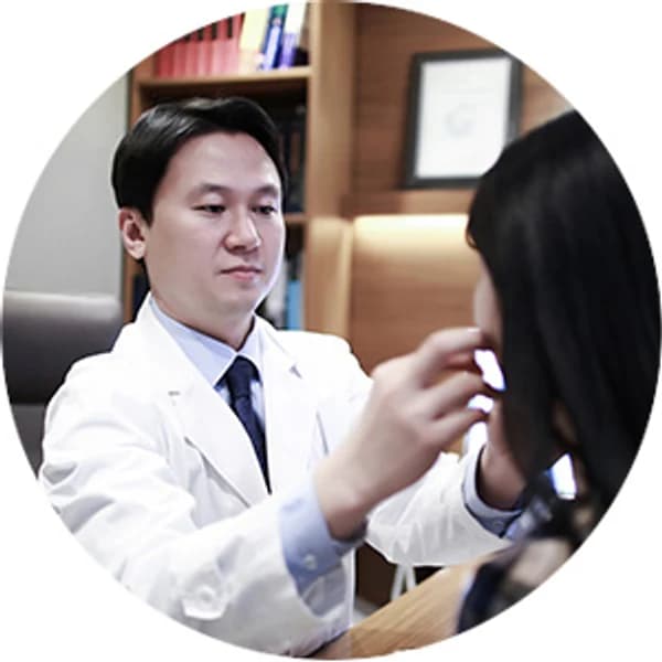 The director consulting with a patient
