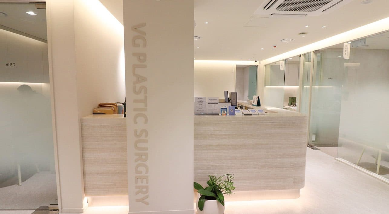 VG PLASTIC SURGERY のサインが縦に入った柱と、その隣のVIPカウンセリング室の入口